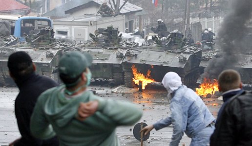 17kosovo-rioters550.jpg