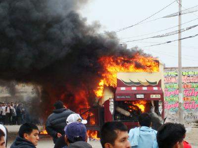 quema-de-bus-soyuz-en-chincha