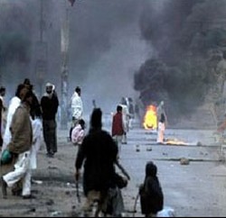 riots-in-karachi-2-injured-5-vehicles-torched