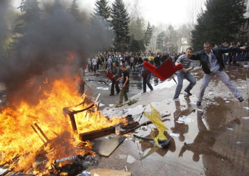1-people-throw-furniture-into-a-fire-during-a-violent-protest-outside-parliament-in-chisinau_26 1-people-throw-furniture-into-a-fire-during-a-violent-protest-outside-parliament-in-chisinau_26