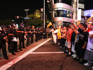 lakers_fans_police_2