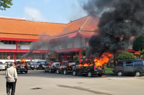 Sejumlah mobil dinas dibakar massa yang mengatas namakan Arkam (Aliansi Rakyat Kabupaten Mojokerto) di halaman Pemkab Mojokerto, Jawa Timur