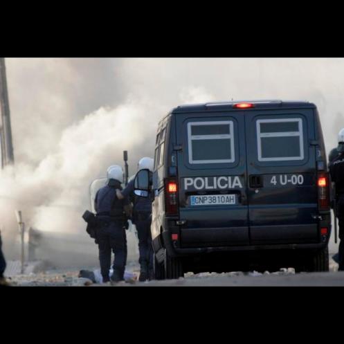 UN GRUPO DE JÓVENES LEVANTA BARRICADAS EN MELILLA EN PROTESTA POR DESEMPLEO