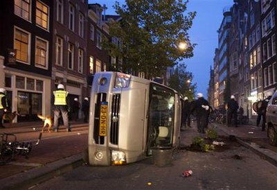HEURTS ENTRE POLICE ET MANIFESTANTS CONTRE L'INTERDICTION DES SQUATS Ã AMSTERDAM