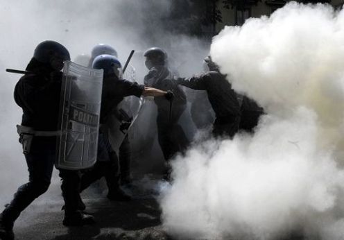 *Cagliari, in piazza protestano i pastori: tafferugli con polizia