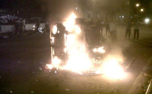 mobil-dibakar-mahasiswa-di-diponegoro