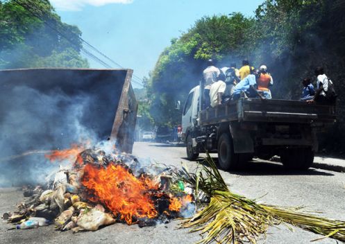 Petionville-Haiti-Manifestantes-Foto-AFP_ECMIMA20120625_0062_4