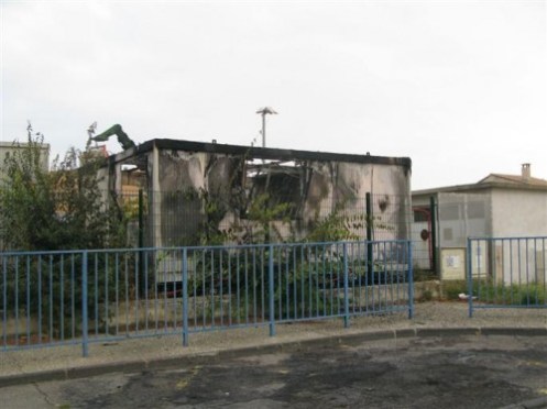dans-l-enceinte-du-college-raspail-le-feu-de-la-cabane-de-chantier-s-est-propage-a-un-chariot-eleva-500x375