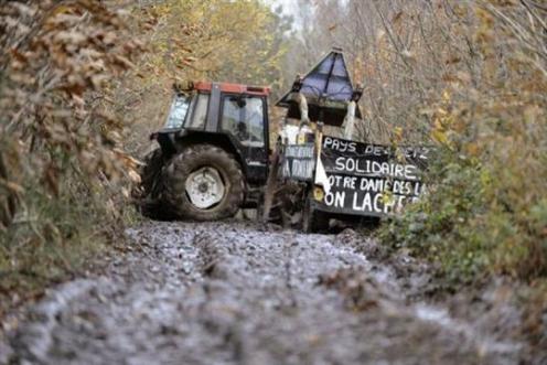 afp-jean-sebastien-evrard-des-manifestants-contre-l-aeroport-de-notre-dame-des-landes-utilisent