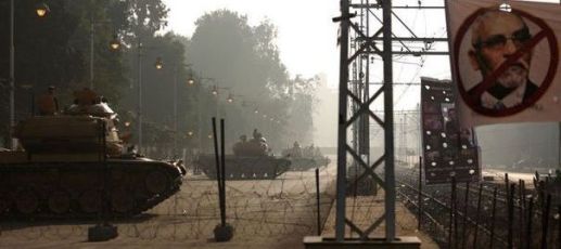 1200982_des-chars-de-l-armee-egyptienne-stationnes-a-proximite-du-palais-presidentiel-le-14-decembre-2012-au-caire