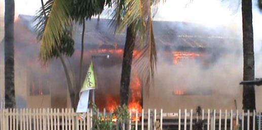 1424526-pos-polisi-dibakar-620X310