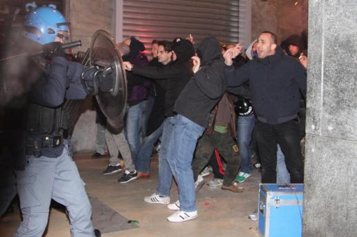 Balotelli, scontri tra polizia e tifosi davanti al&nbsp;ristorante