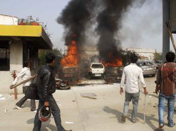 2013-02-20T124704Z_1425095315_GM1E92K1L5S01_RTRMADP_3_INDIA-STRIKE_0