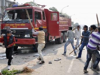 2013-02-20T133251Z_1898433261_GM1E92K1NS401_RTRMADP_3_INDIA-STRIKE_0