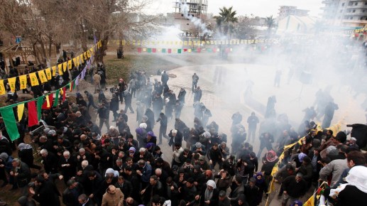 3fev2013—simpatizantes-do-partido-curdo-bdp-fogem-das-granadas-de-gas-lacrimogeneo-lancadas-pela-policia-neste-domingo-3-em-viransehir-siria-1359895415943_1920x1080