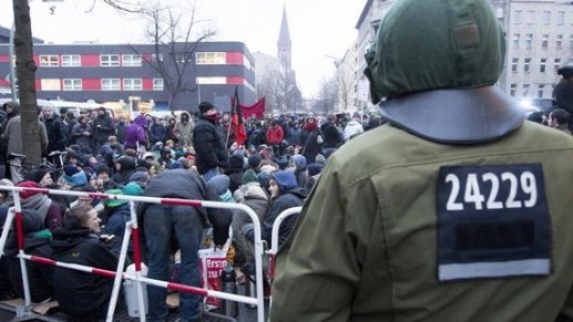 topTeaser_crop_Aktivisten-sammeln-sich-in-Berlin-Kreuzberg-zu-einer-Sitzblockade.-Foto-Florian-Schuh