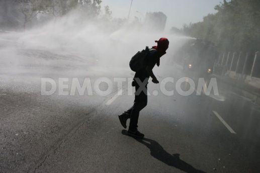 1364512479-chilean-students-take-to-the-streets-of-santiago-for-free-education_1915921