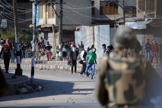 1364557626-protests-erupt-in-old-srinagar-kashmir_1917505