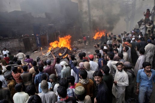 christian-blasphemy-lahore-pakistan-mob-fire-3