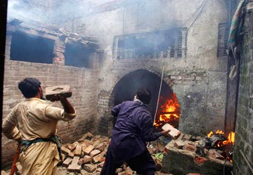 christian-blasphemy-lahore-pakistan-mob-fire-360