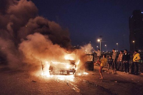 des-manifestants-brulent-un-vehicule-de-police-au-caire-le-4_1033623