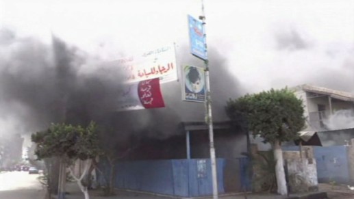 egypte-des-manifestants-mettent-le-feu-a-un-commissariat-a-port-10872075ygkti_1713