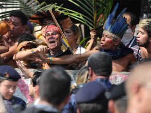 indians-police-clash-at-rio-indian-museum