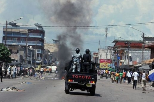 587459_des-policiers-dispersent-des-partisans-de-cisse-bacongo-l-un-des-candidats-aux-elections-municipales-de-koumassi-en-cote-d-ivoire-le-22-avril-2013 (1)