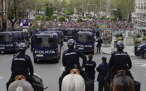 des-policiers-anti-emeute-a-madrid-le-25-avril-2013_1097658