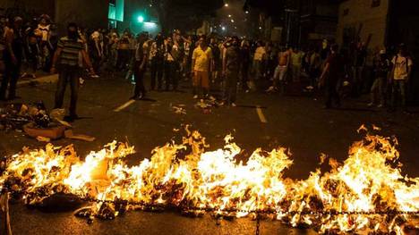 FOGATAS-Manifestantes-Caracas-Maduro-EFE_CLAIMA20130415_0176_25