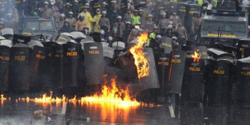 kerusuhan-di-palopo-dipicu-isu-penggelebungan-suara