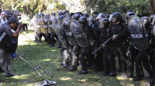 Serios-Policia-Metropolitana-trabajadores-Borda_IECIMA20130426_0061_14