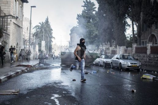 1368635985-police-horses-called-in-during-clashes-in-jerusalem-for-nakba-day_2055689