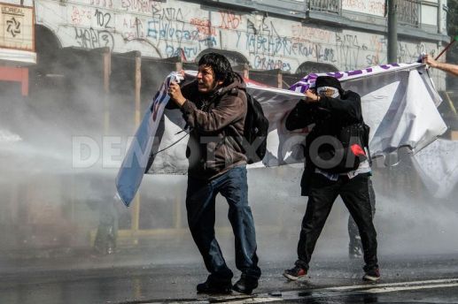1369191690-violence-in-valparaiso-as-protesters-attempt-to-reach-congress_2076202