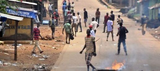 2444657_des-opposants-dans-les-rues-de-conakry-le-25-mai-2013