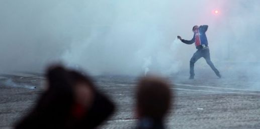 3187104_3_7a53_un-homme-portant-le-maillot-du-psg-lors-des_1f2b83c1125fcbf24b507db8df51cdd6