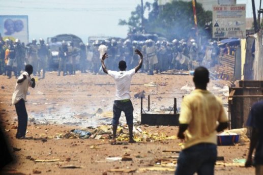 694490-affrontements-entre-habitants-policiers-produits