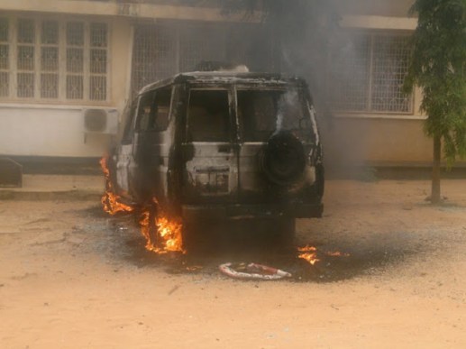 Ambulance ya Manispaa ya Masasi ikiteketea kwa&nbsp;moto