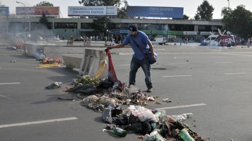 PUESTEROS-DESALOJADOS-COMPLICAN-TERMINAL-POLICIA_IECIMA20130510_0070_7