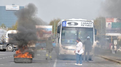 PUESTEROS-DESALOJADOS-COMPLICAN-TERMINAL-POLICIA_IECIMA20130510_0071_7