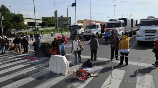 PUESTEROS-DESALOJADOS-COMPLICAN-TERMINAL-POLICIA_IECIMA20130510_0074_7