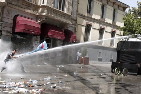 01.06-Manifestation-Istanbul_scalewidth_460