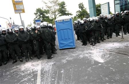 2013-06-01T152220Z_1_CBRE95016PH00_RTROPTP_2_GERMANY-BLOCKUPY