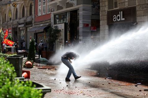 523601-la-police-utilise-des-canons-a-eau-pour-disperser-les-manifestants-le-1er-juin-2013-a-istanbul