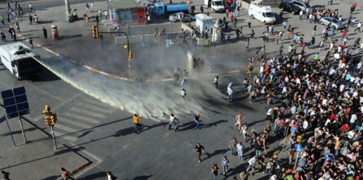 5867227-manifestations-a-istanbul-la-police-se-retire-de-la-place-taksim
