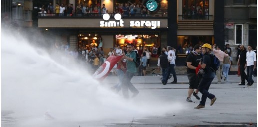 5971063-turquie-la-police-disperse-des-manifestants-avec-des-canons-a-eau
