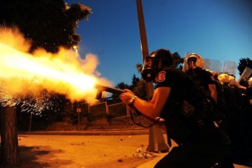 605023_un-policier-anti-emeutes-tire-une-grenade-lacrymogene-lors-de-heurts-avec-des-manifestants-le-3-juin-2013-a-istanbul