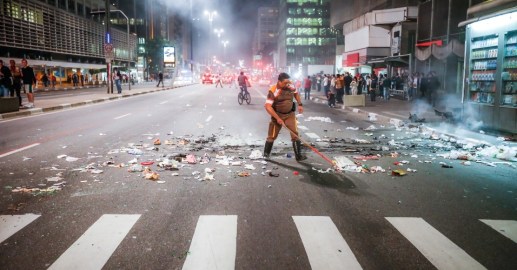6jun2013—agente-da-cet-retira-lixo-da-avenida-paulista-regiao-central-de-sao-paulo-apos-protesto-contra-o-aumento-da-passagem-do-onibus-de-r-3-para-r-320-1370571289026_956x500