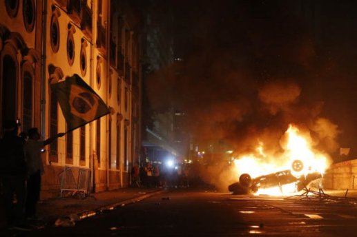 704988-groupe-quelques-dizaines-manifestants-violents