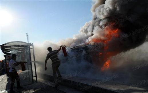 aux-abords-de-la-place-taksim-a-istanbul-deux-hommes-tentent-d-eteindre-une-voiture-de-police-en-feu-photo-afp